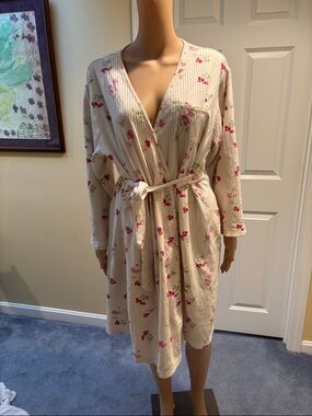 Mid length robe size medium 🍒